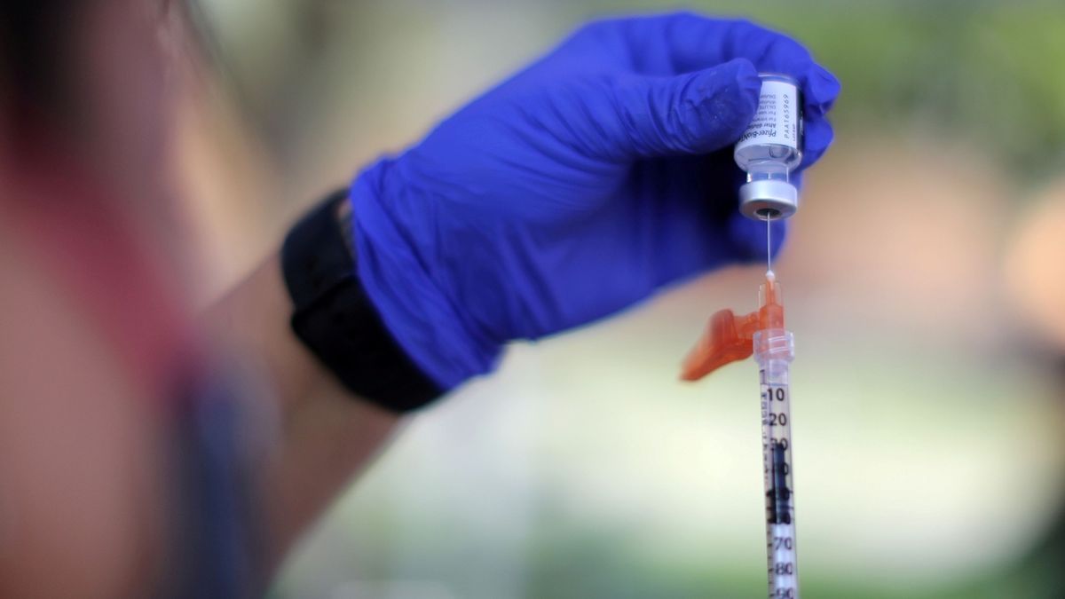 Britská moderátorka zemřela kvůli očkování AstraZenekou, potvrdila pitva